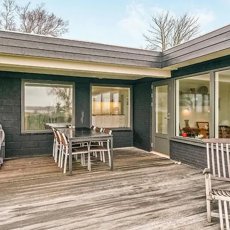 3 Bedroom Awesome In 펜션 Millinge