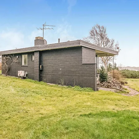 3 Bedroom Awesome In * Millinge
